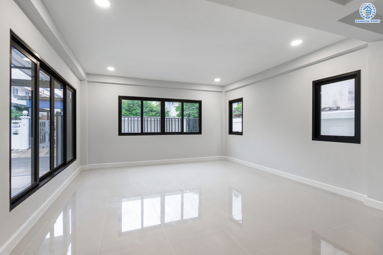 บ้านมือสองตกแต่งใหม่ ม.ปั้นทอง3 ลาดปลาเค้า76 เนื้อที่ 41.3 ตร.ว. ฟังก์ชัน 3 ห้องนอน 2 ห้องน้ำ 1 ห้องอเนกประสงค์ จอดรถได้ 2 คัน สภาพแวดล้อมเยี่ยม เชื่อมต่อ ถ.ประเสริฐมนูกิจ, ถ.เกษตร-นวมินทร์ ใกล้ ม.เกษตร, รถไฟฟ้าสายสีเขียว "สถานีเสนานิคม" และทางด่วน "ฉลองรัช"